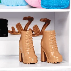 Barbie Fashionista Armario Portatil con Muñeca y Complementos