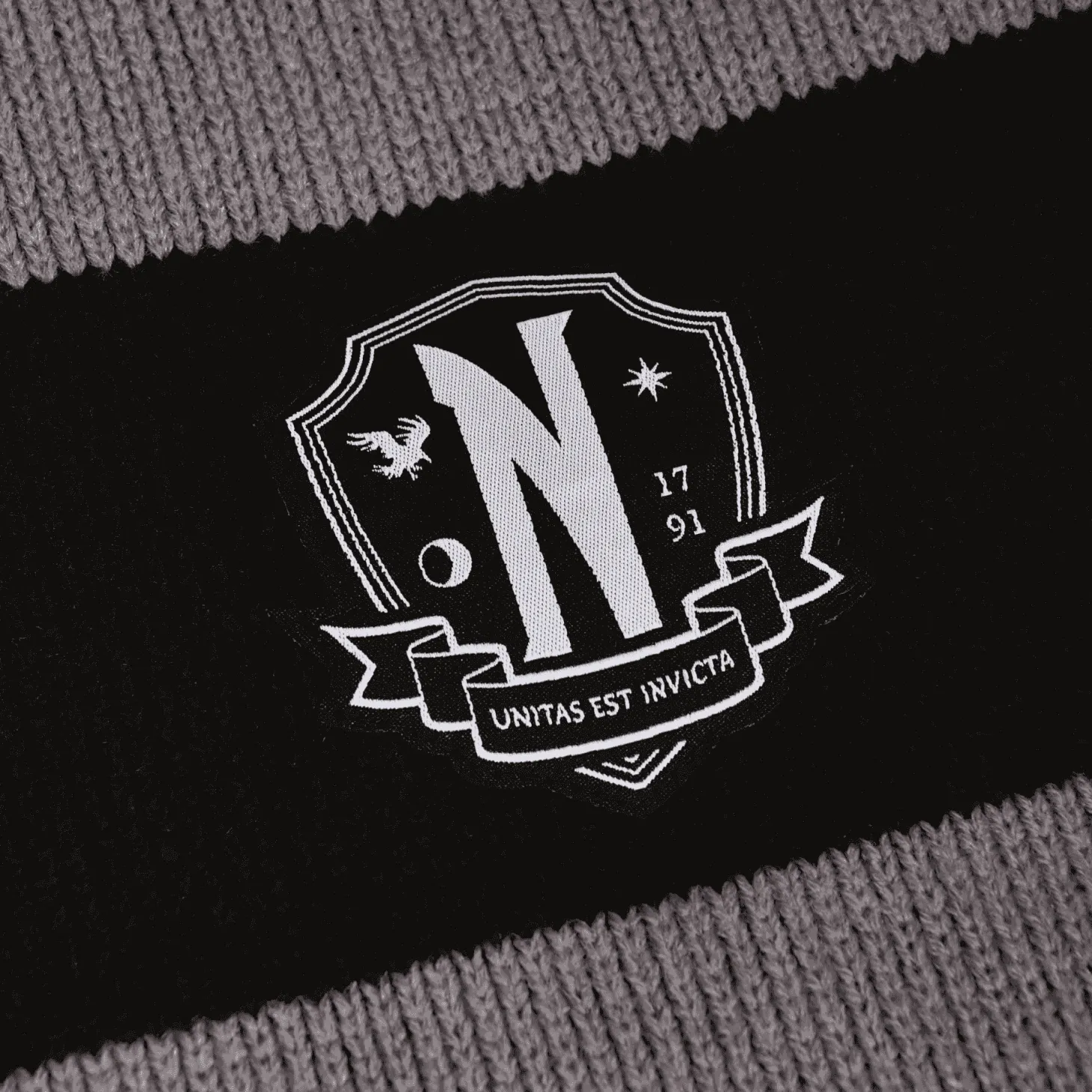 Bufanda 'Nevermore' de Netflix - Estilo Wednesday Addams