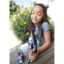 Enchatimals Muñeca Sage Skunk y Mascota Caper