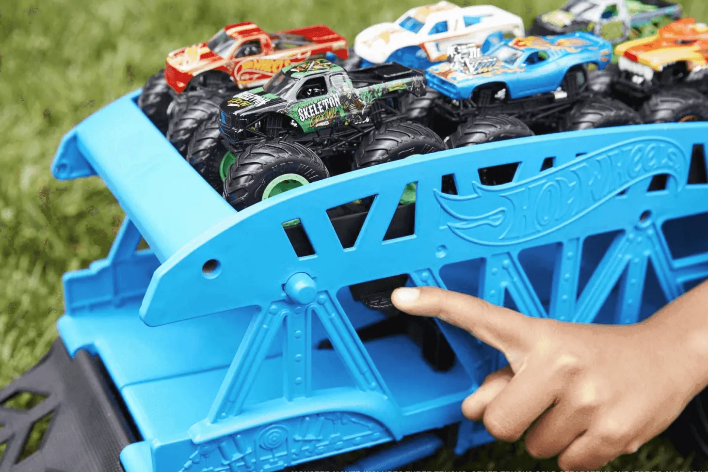 Hot Wheels Monster Trucks Camión Monster Mover Vehículo transportador de coches, incluye 3 coches de