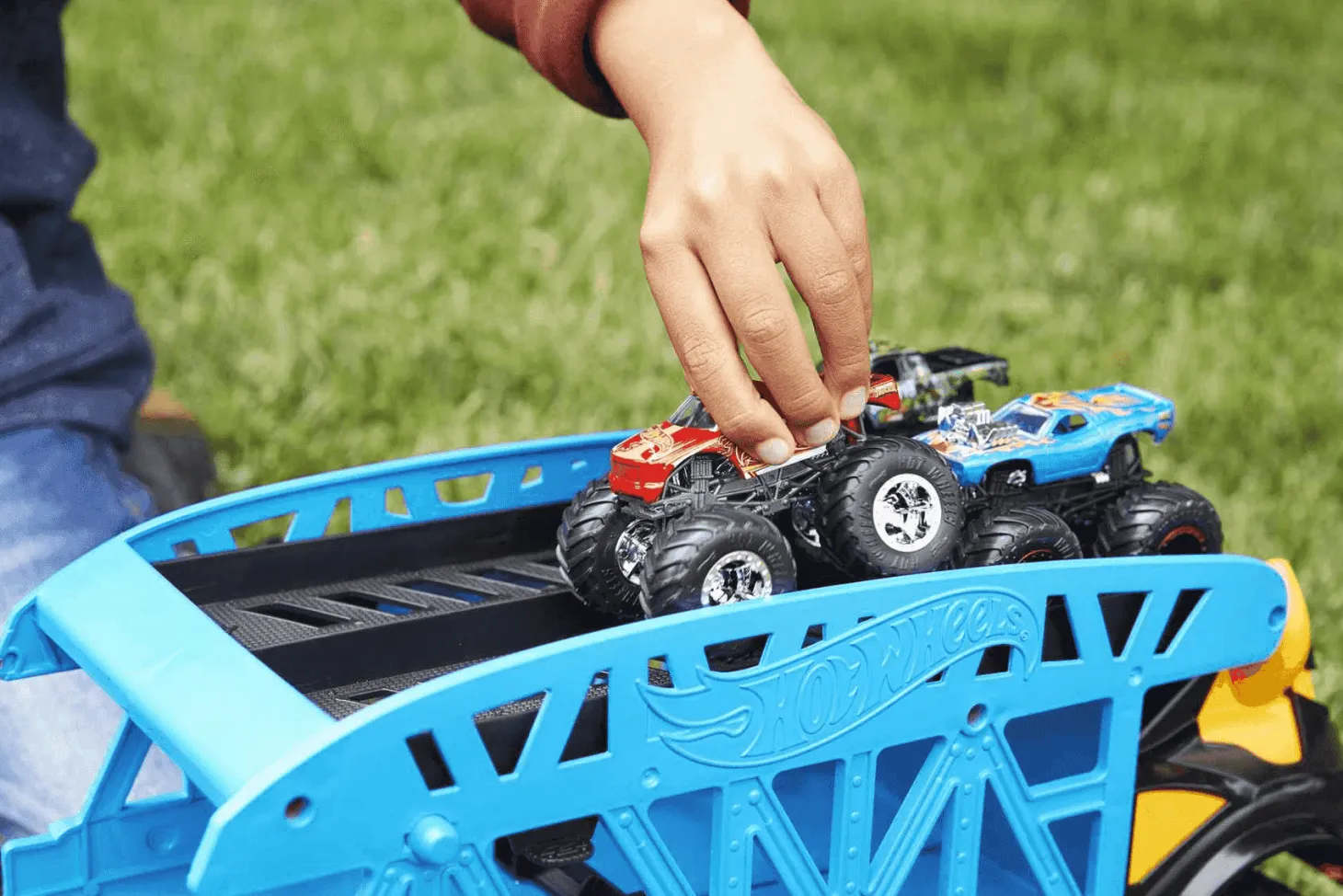 Hot Wheels Monster Trucks Camión Monster Mover Vehículo transportador de coches, incluye 3 coches de