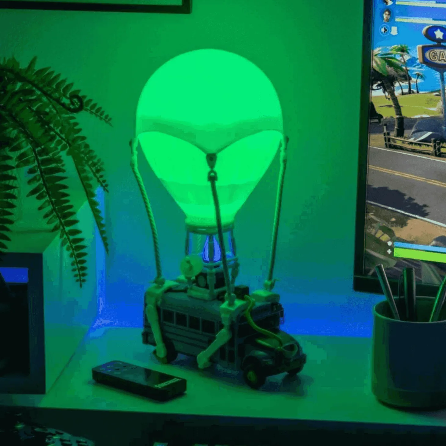Lámpara Fortnite Battle Bus – Luz LED con Soporte para Auriculares