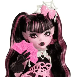 Monster High Cumplespantos Draculaura – Muñeca de fiesta con vestido rosa y accesorios