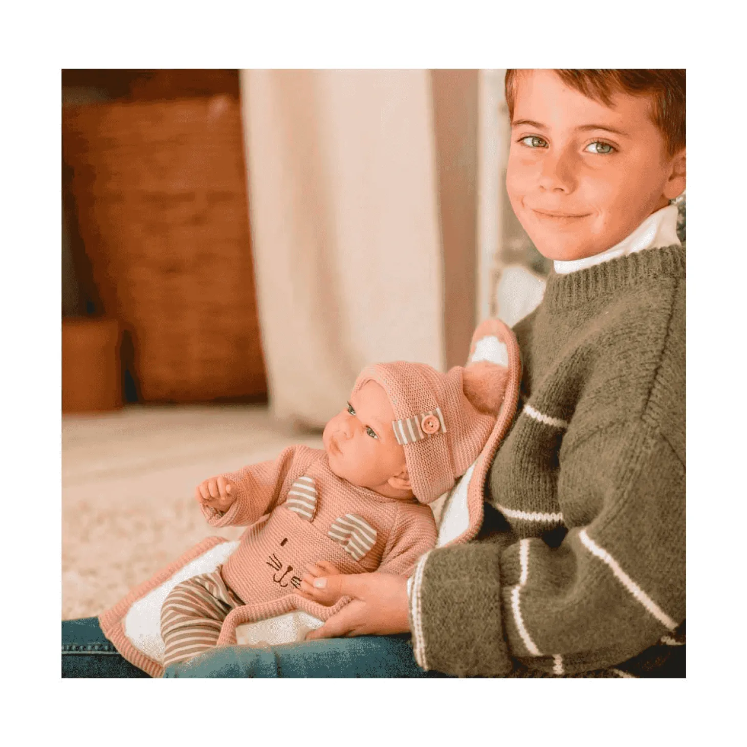 Muñeca Elegance 40 Cm Andie Rosa con manta y peso